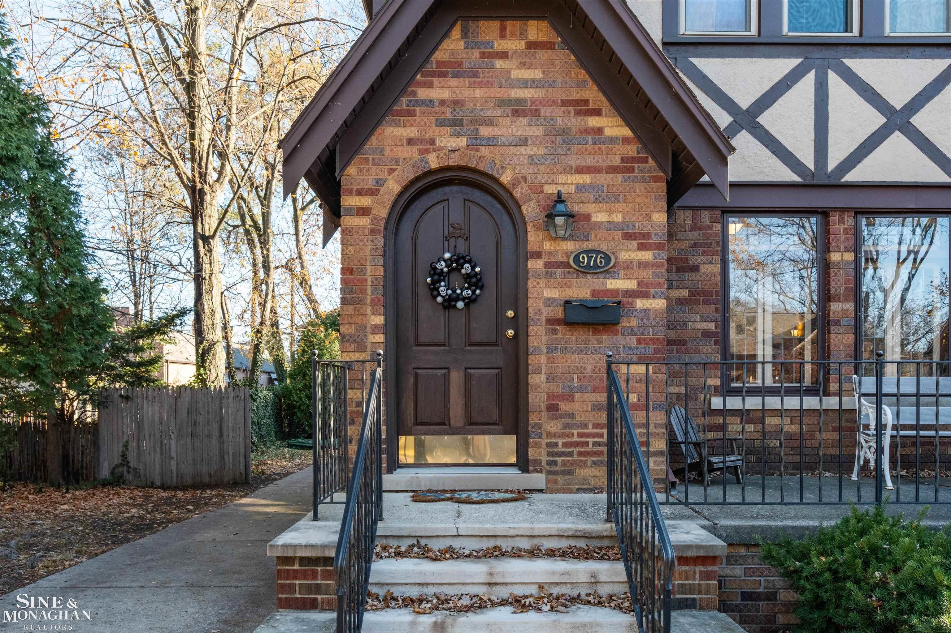 976 Lakepointe Street