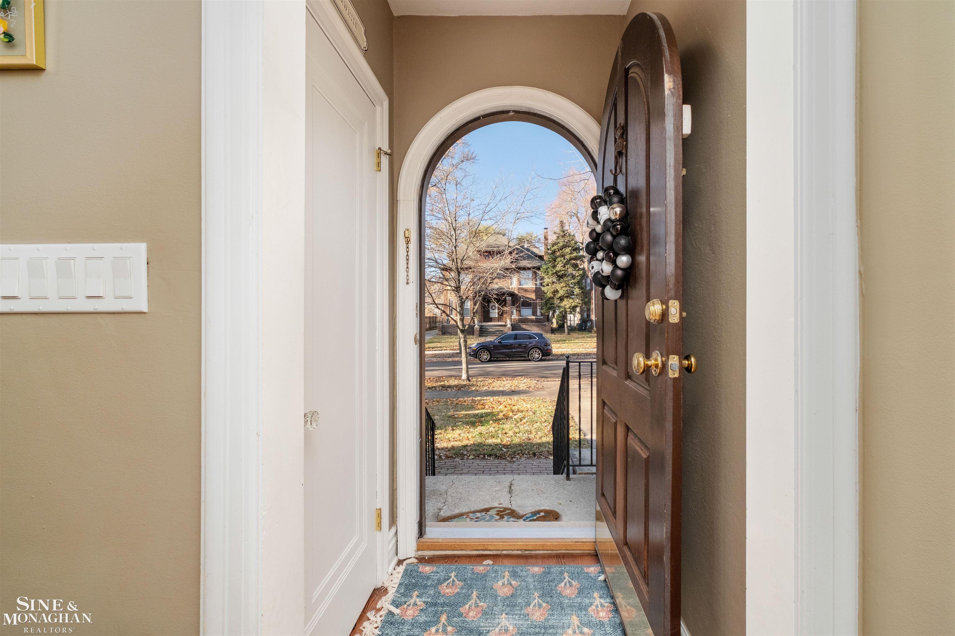 976 Lakepointe Street