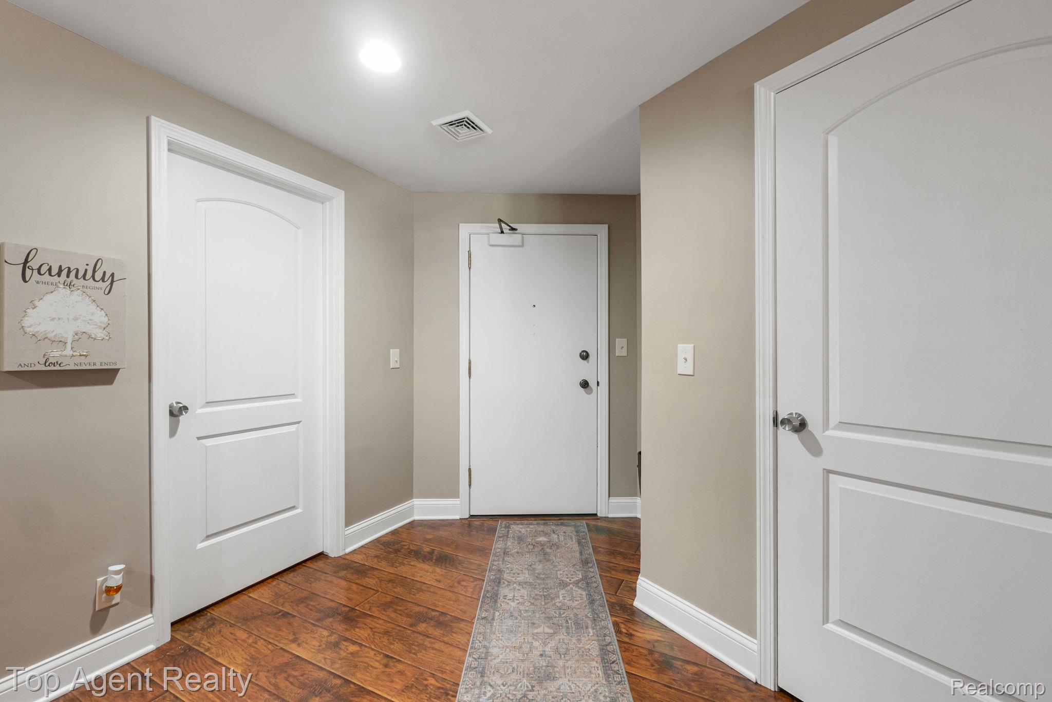43100 12 Oaks Crescent Drive 4055