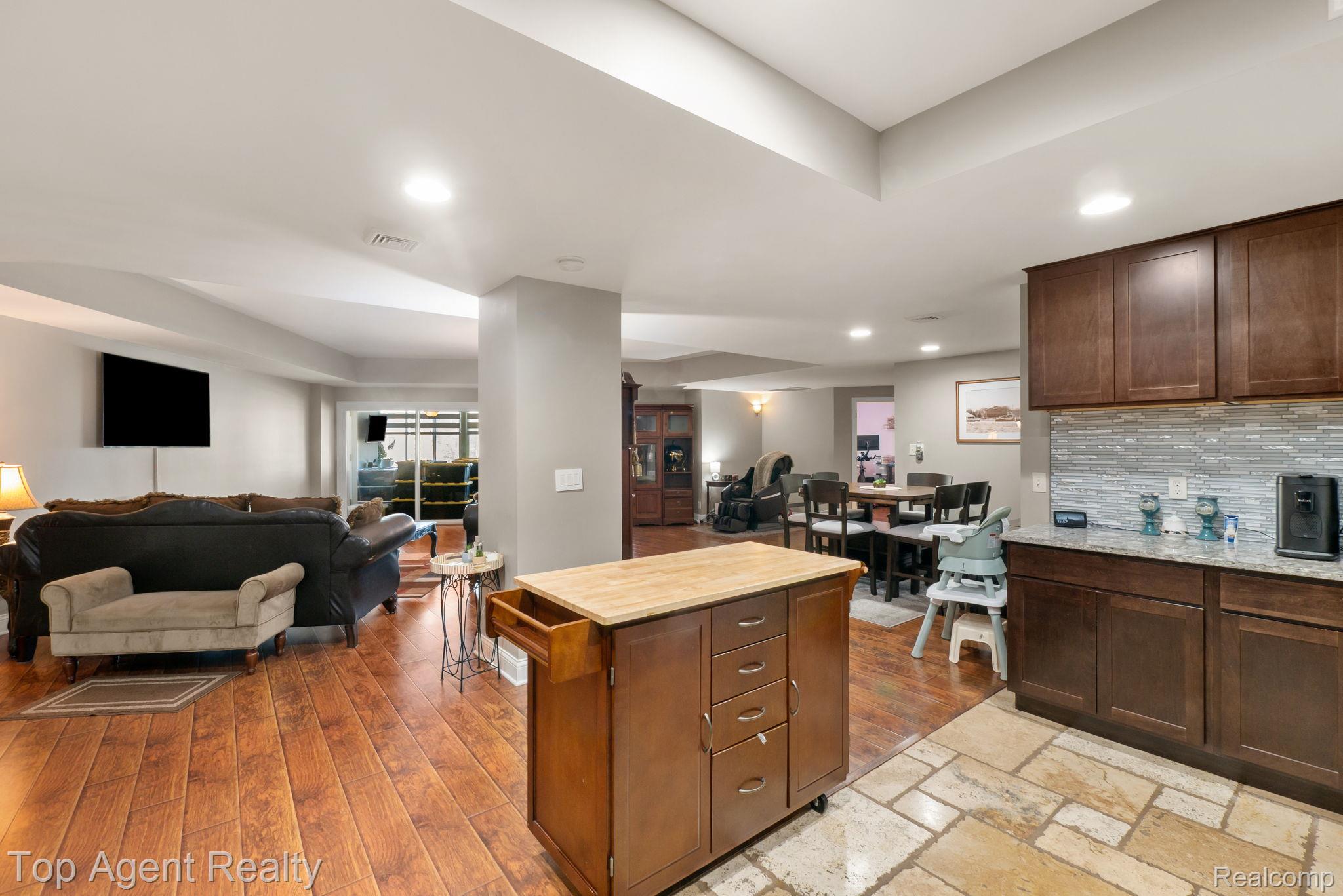 43100 12 Oaks Crescent Drive 4055