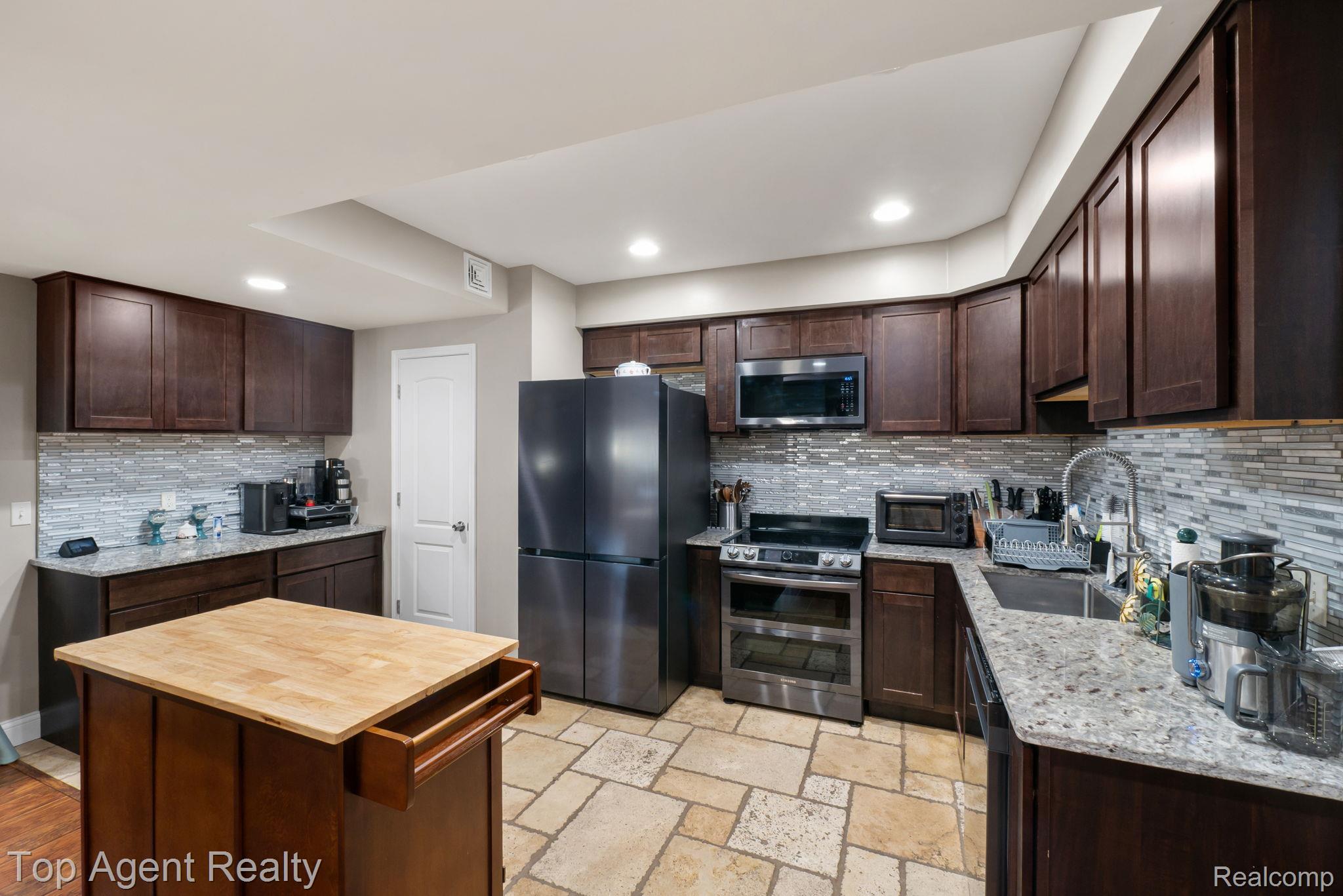 43100 12 Oaks Crescent Drive 4055