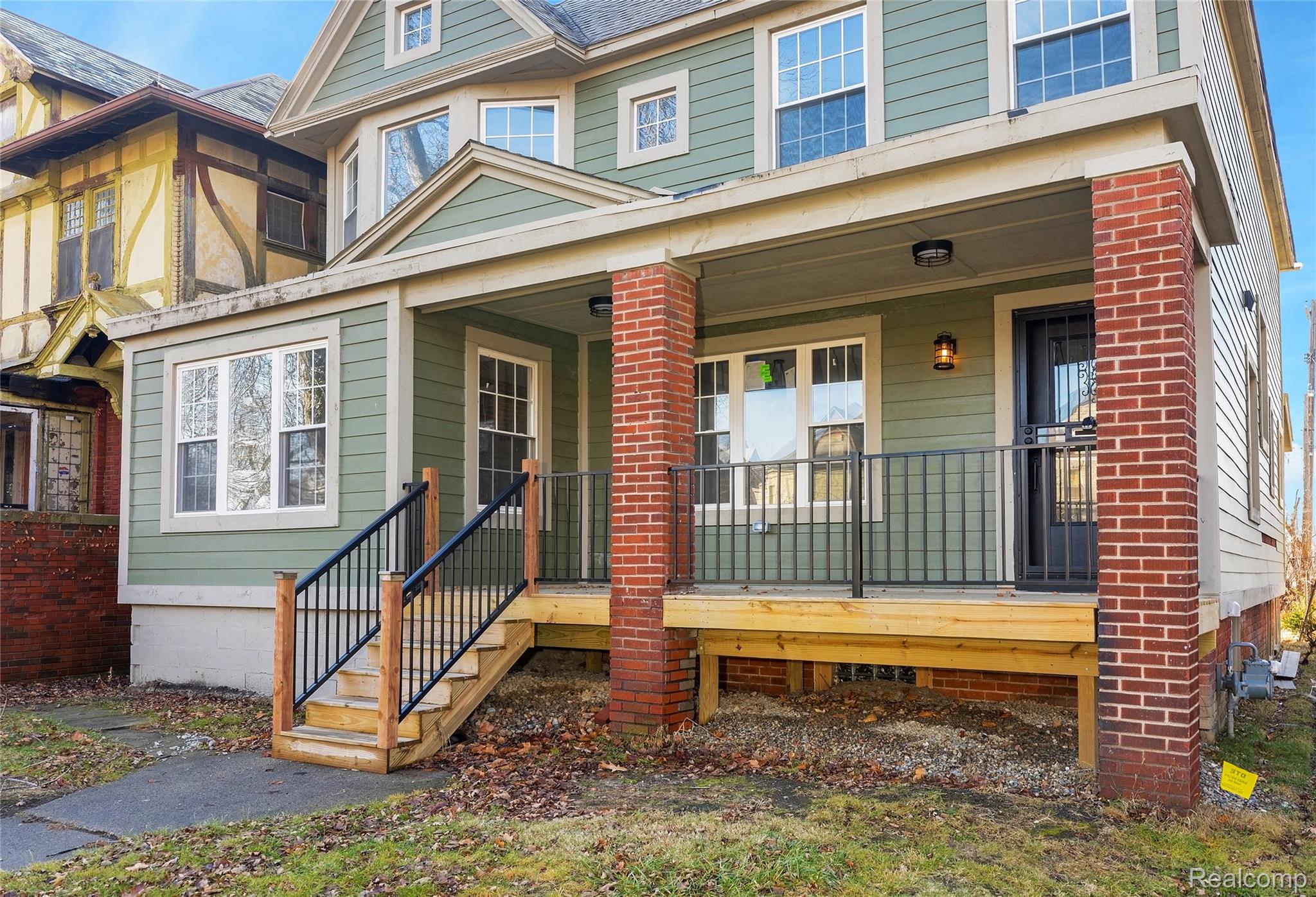 1583 Cadillac Boulevard