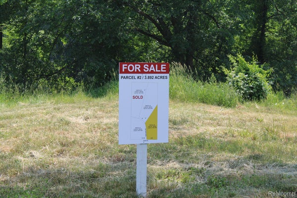 2722 TWIN OAKS DRIVE, MILFORD, MI 48381 - Image 631101419d0c4ee8aeebbab0dbb7af48/1708801133