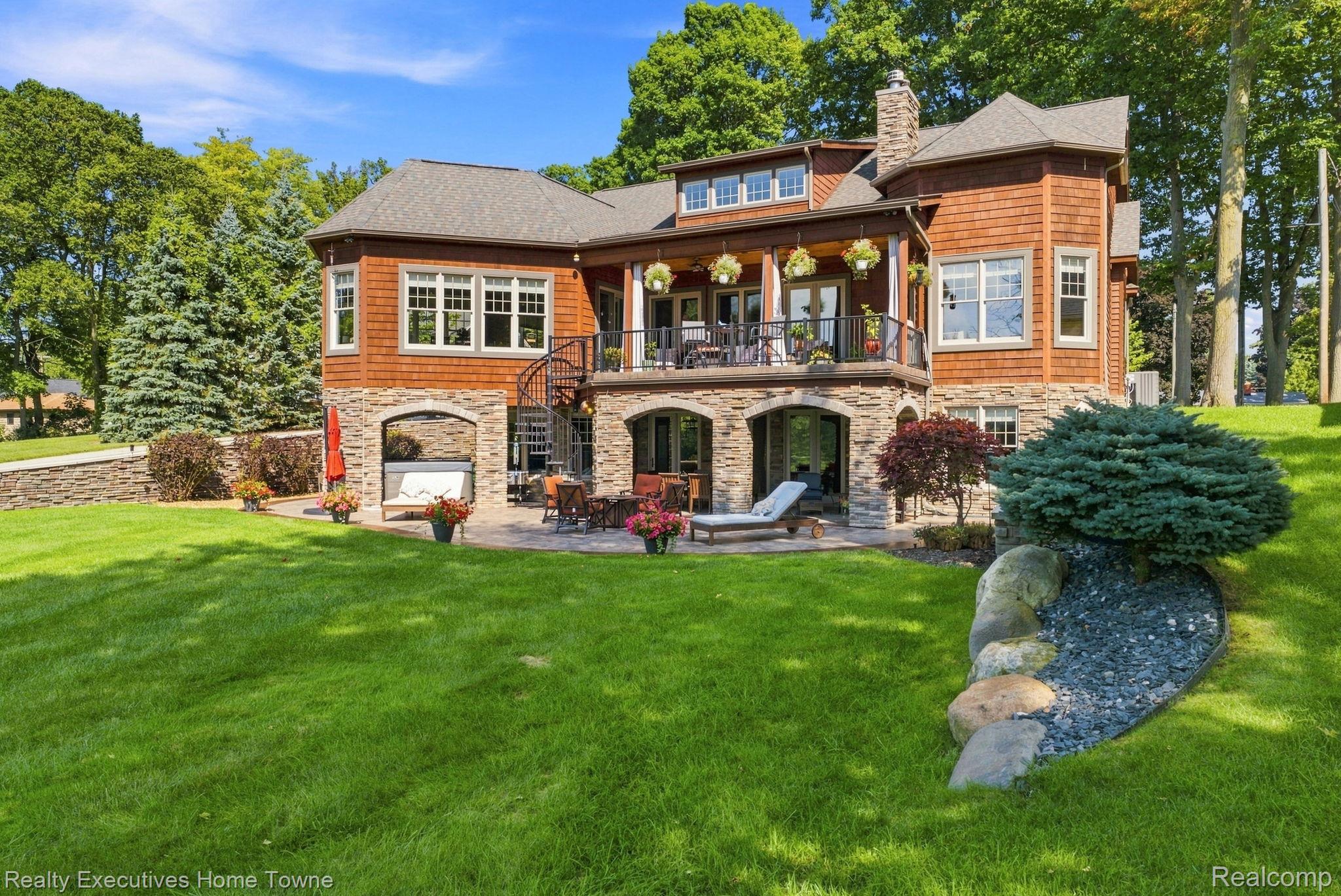 2829 Riverside Drive