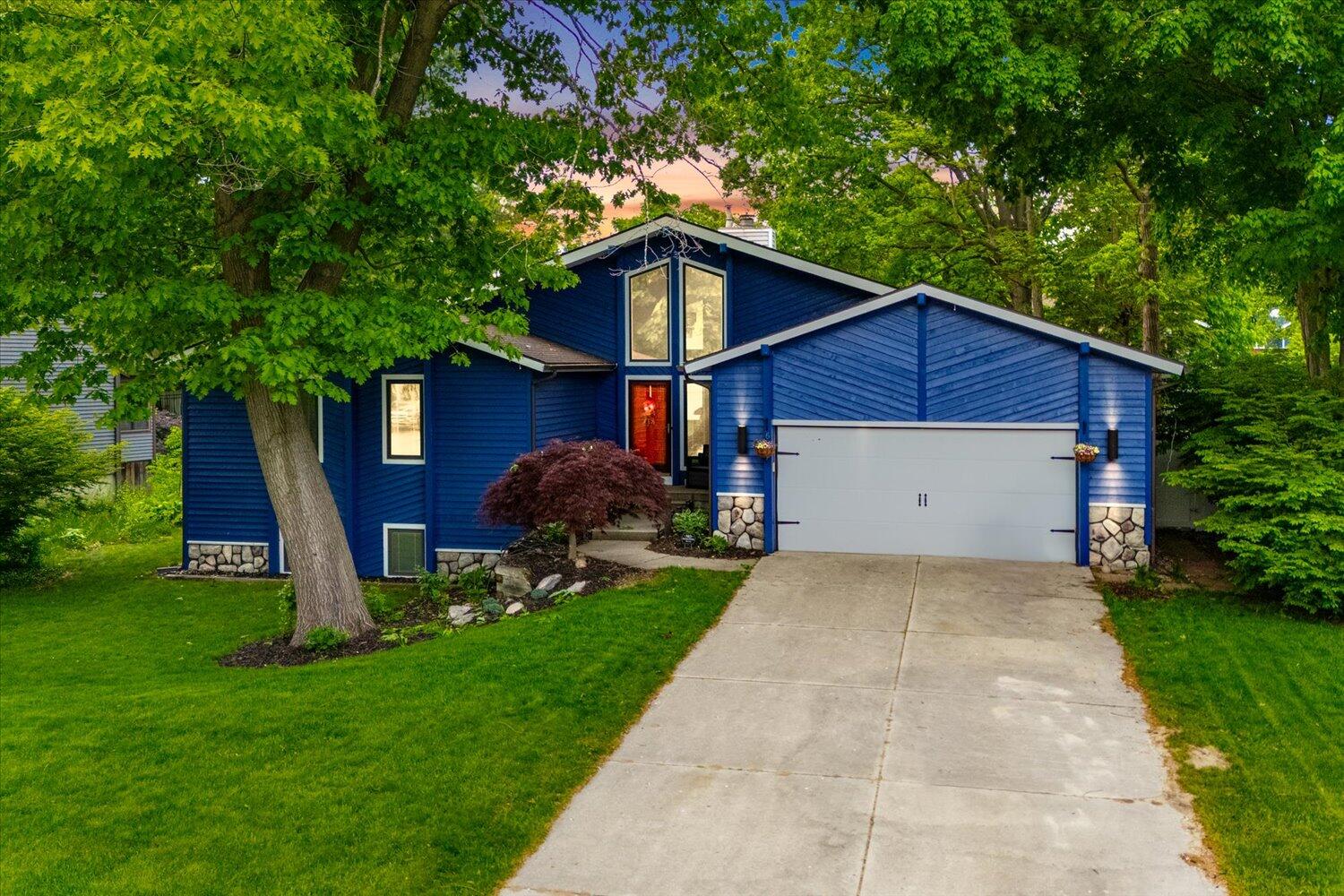 6767 Knollview Drive