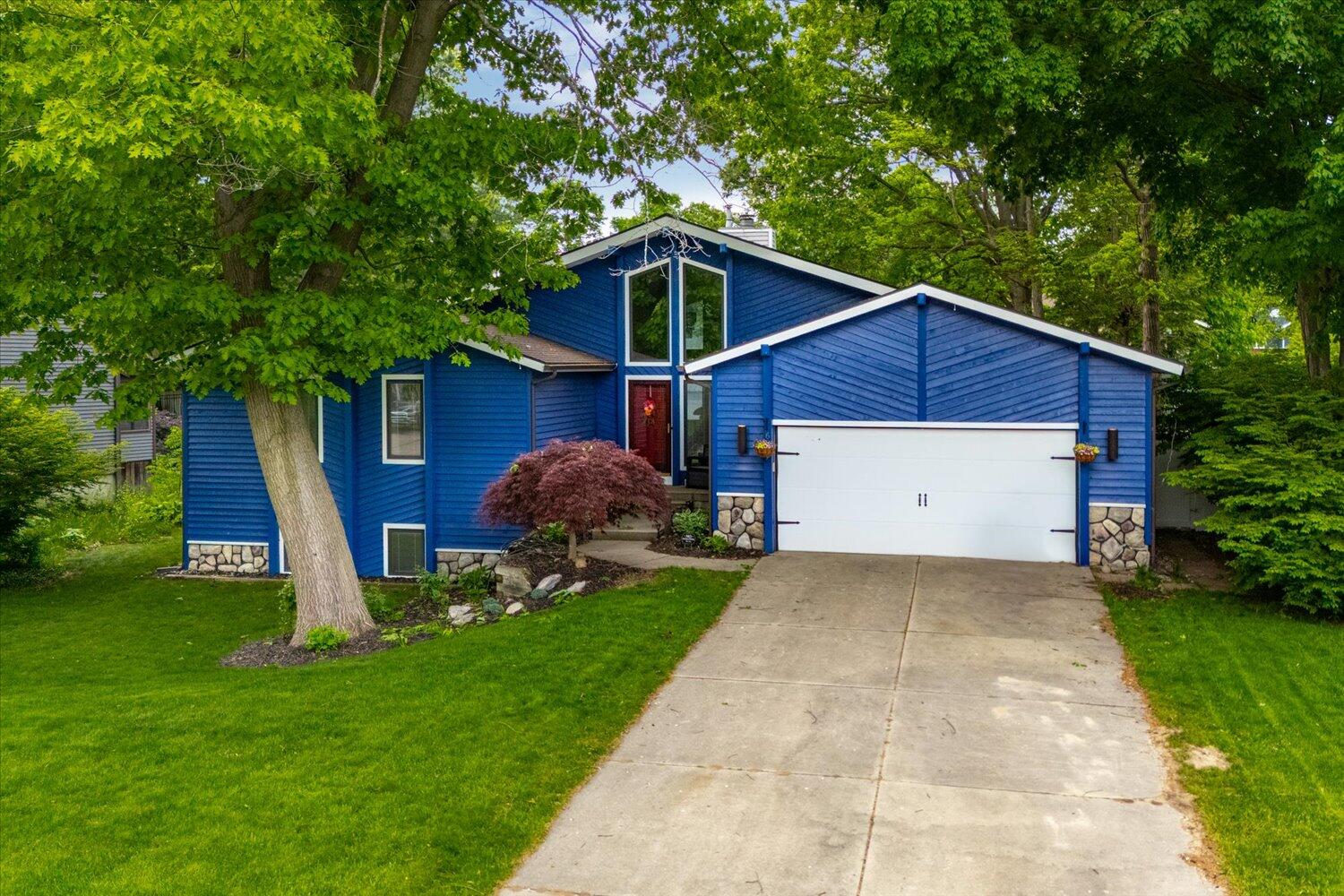 6767 Knollview Drive
