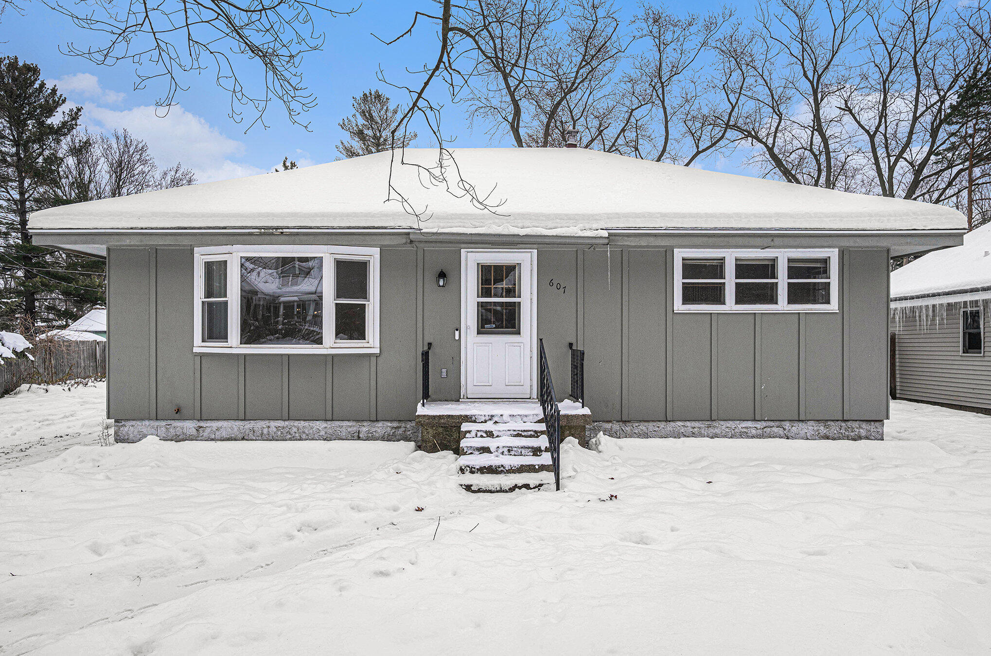 607 Central Bay Avenue