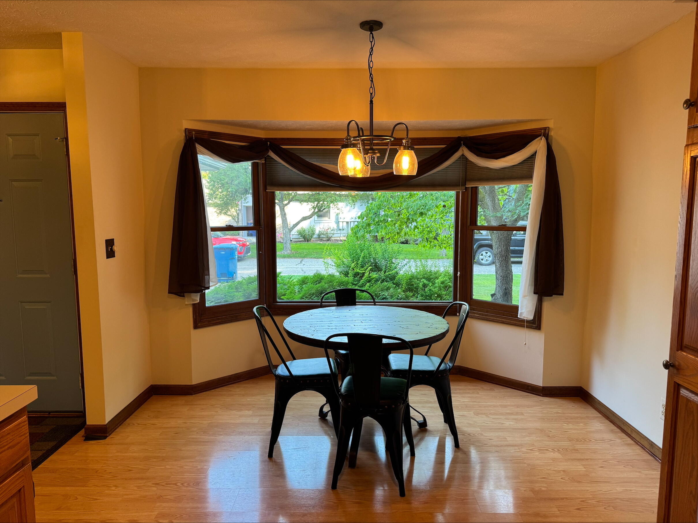 33 Skyline Circle Nw Circle NW