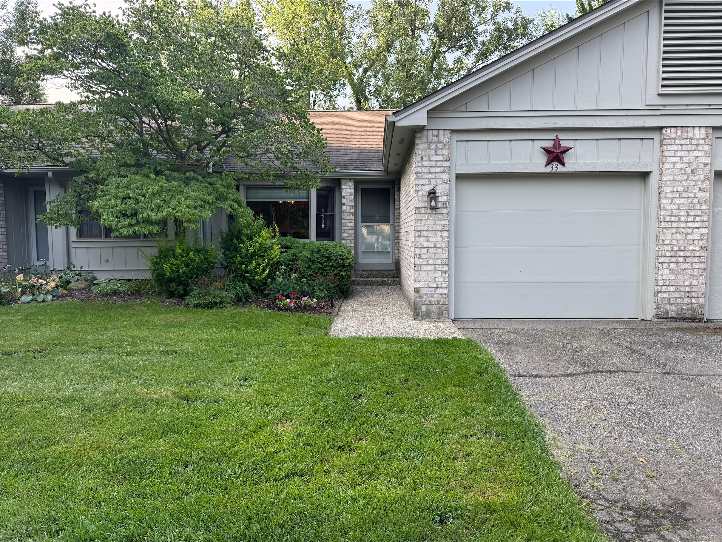 33 Skyline Circle Nw Circle NW
