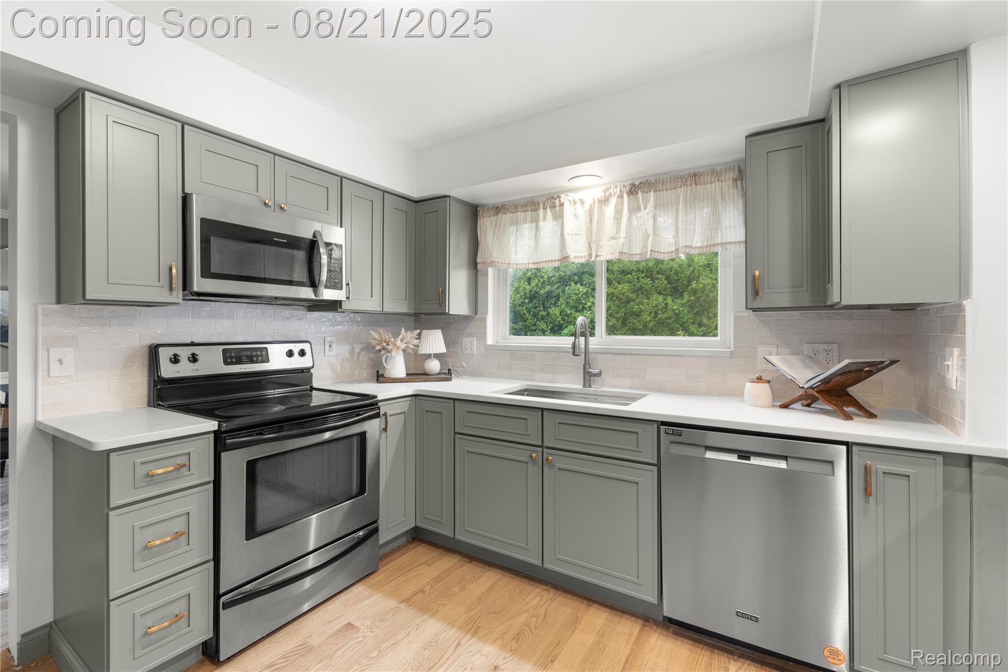 Beverly Hills Village, Michigan 48025, United States, 4 Bedrooms Bedrooms, ,3 BathroomsBathrooms,Residential,Coming Soon,193729