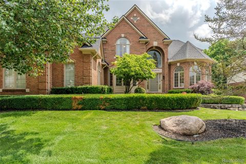 Photo of 819 Majestic Drive, Rochester Hills City, MI 48306 (MLS # 20261056202)
