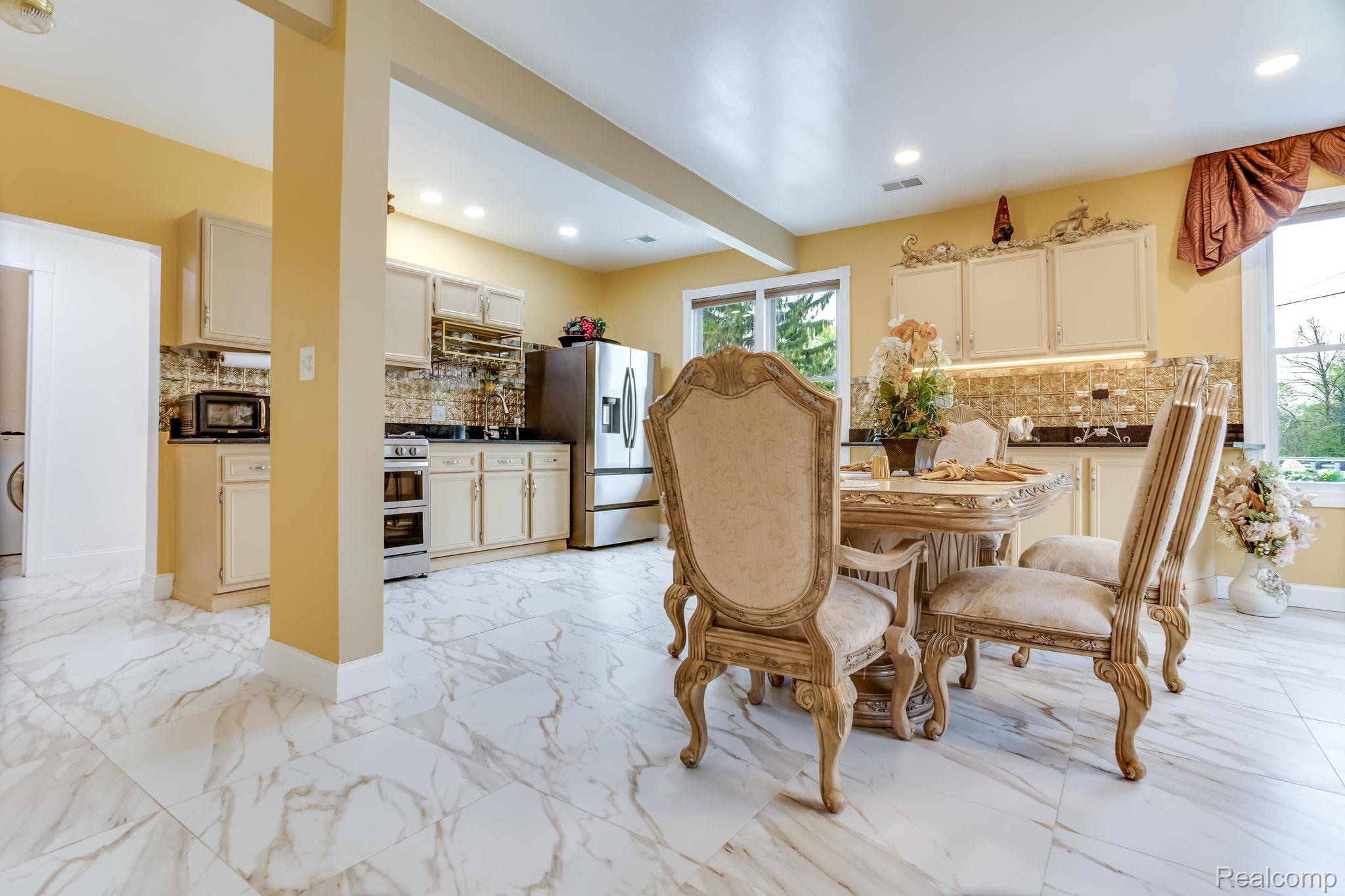 2400 N Lakeshore Road