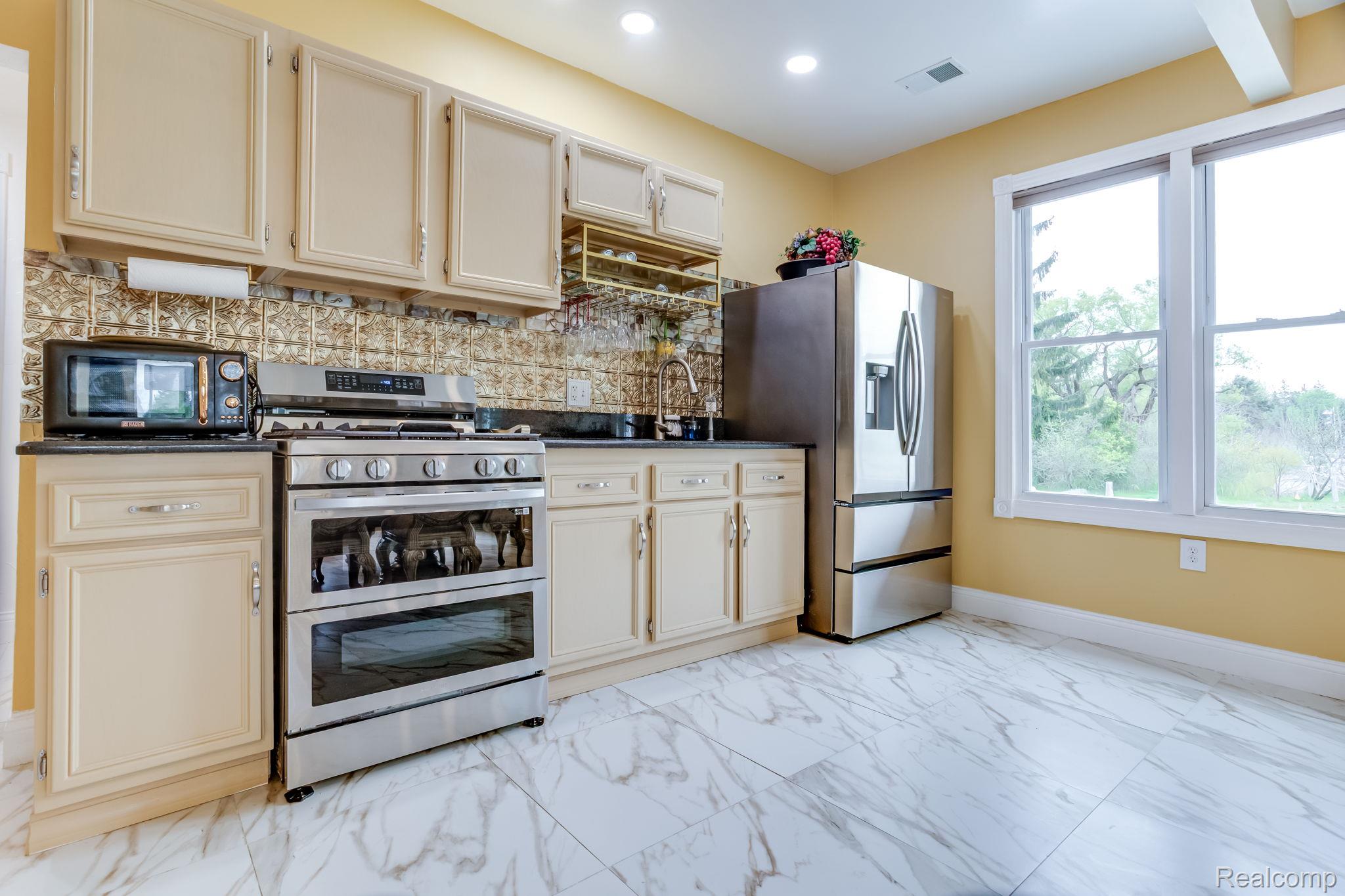 2400 N Lakeshore Road