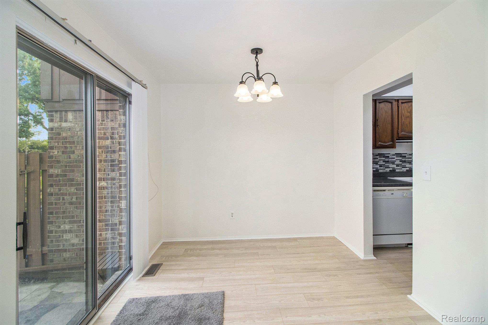 Southfield City, Michigan 48076, United States, 2 Bedrooms Bedrooms, ,2 BathroomsBathrooms,Residential,Active,230527