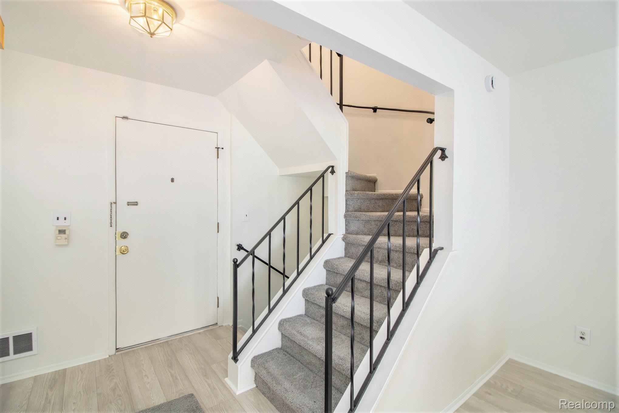 Southfield City, Michigan 48076, United States, 2 Bedrooms Bedrooms, ,2 BathroomsBathrooms,Residential,Active,230527