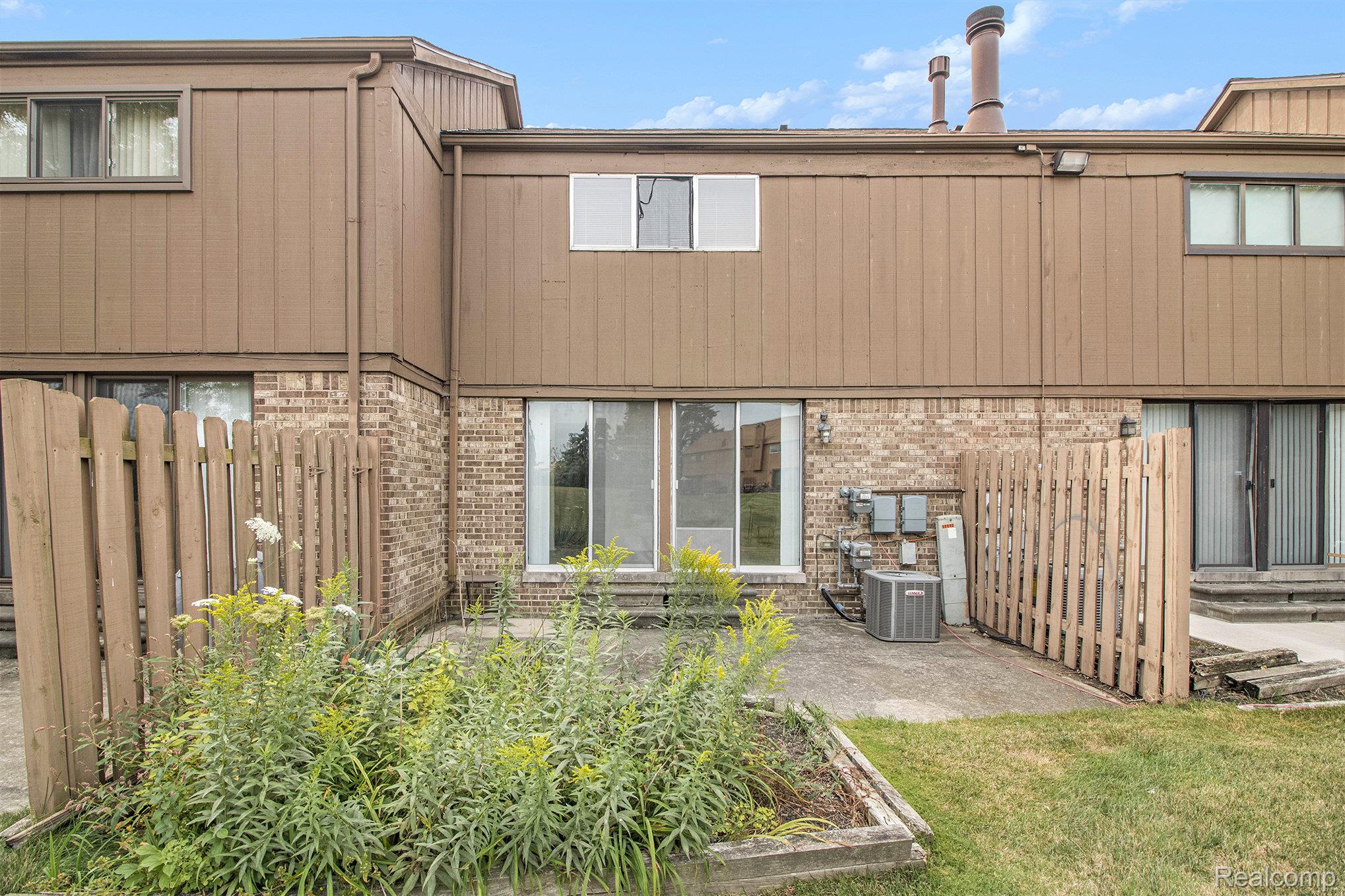 Southfield City, Michigan 48076, United States, 2 Bedrooms Bedrooms, ,2 BathroomsBathrooms,Residential,Active,230527