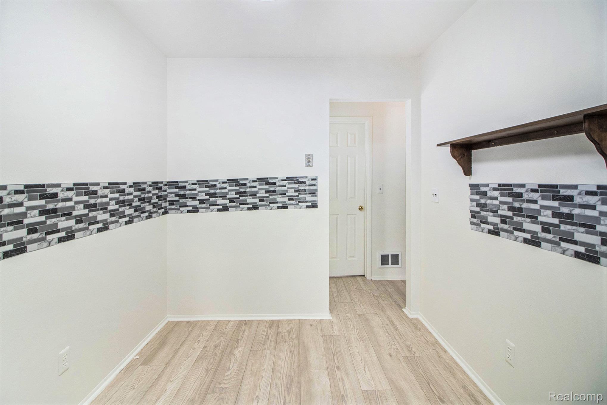 Southfield City, Michigan 48076, United States, 2 Bedrooms Bedrooms, ,2 BathroomsBathrooms,Residential,Active,230527