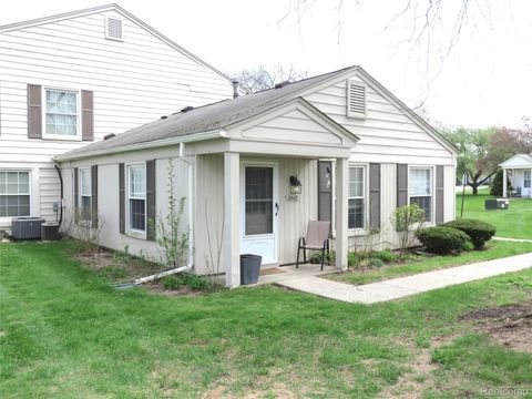 Photo of 2662 Wildwood Court, Lake Orion Village, MI 48360 (MLS # 20261027908)