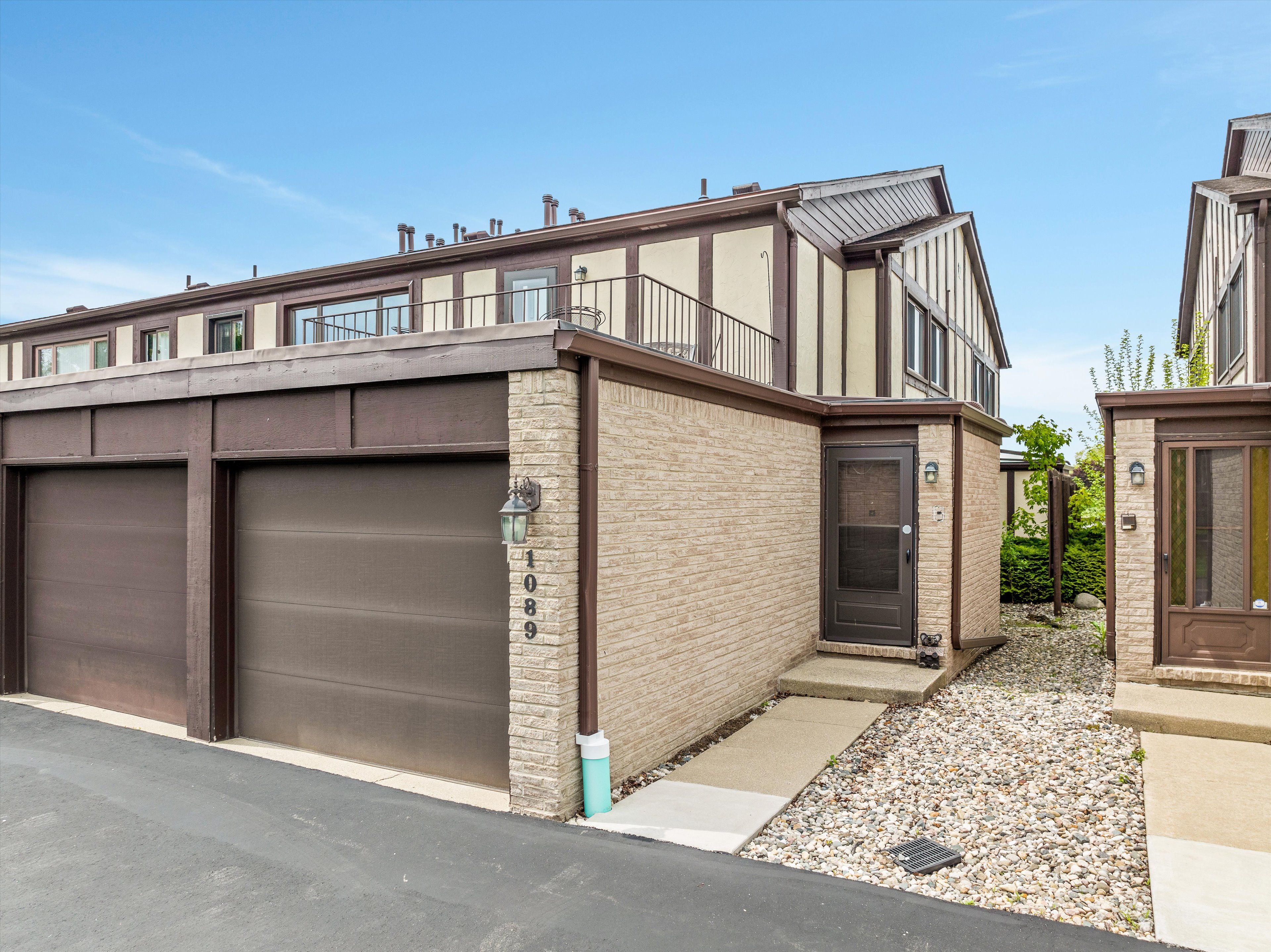 1089 COUNTRY CLUB Drive