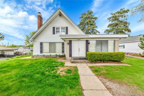2952 PRYNNE Street Keego Harbor City MI 48320