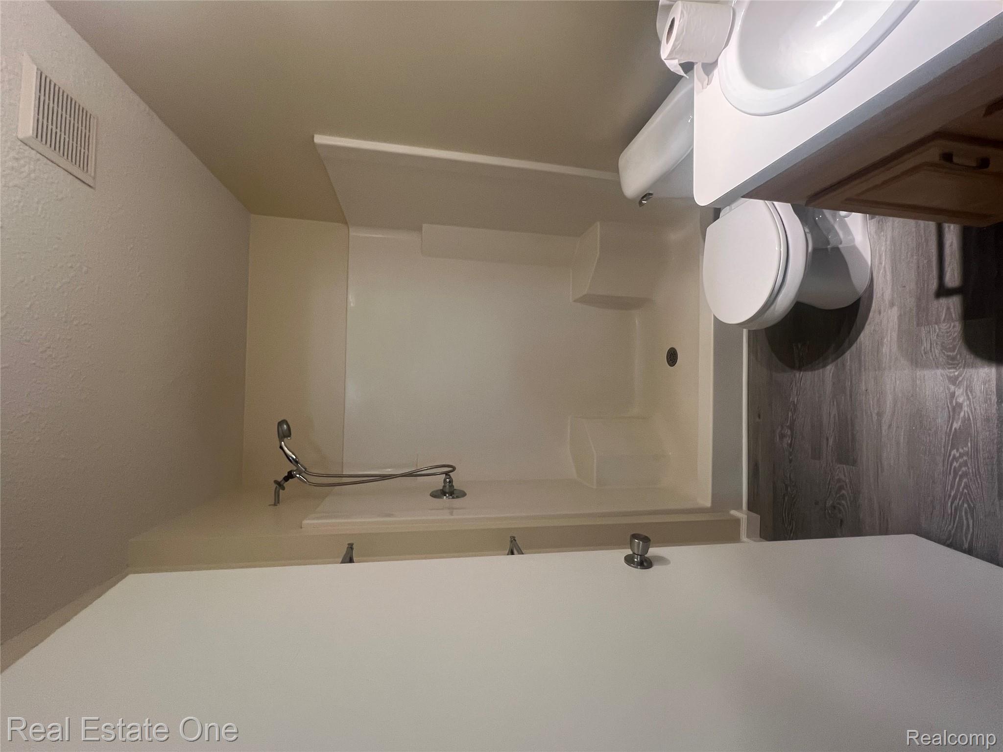 15815 Lakeside Drive 7