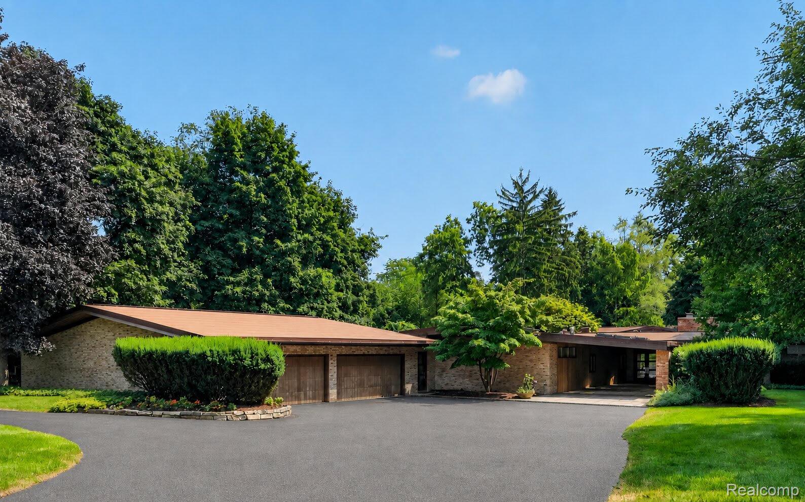 1425 Clarendon Road