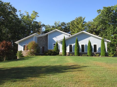 Photo of 10456 Oak Shore Dr. Drive, Green Oak Township, MI 48178 (MLS # 81025049786)