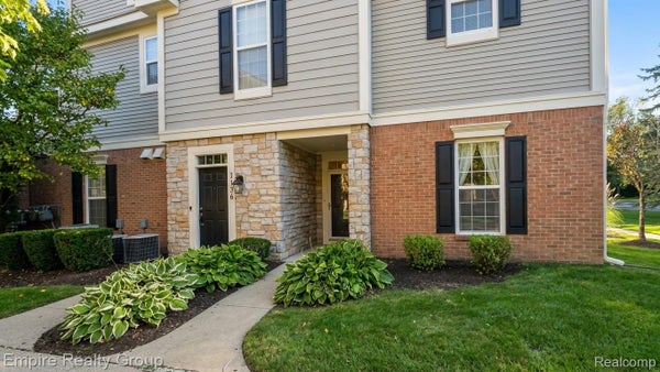1944 CEDAR VALLEY DR, CANTON, MI 48188 - Image 65735f66bb1fdb20ff0e8c8591fc802f/2592613610