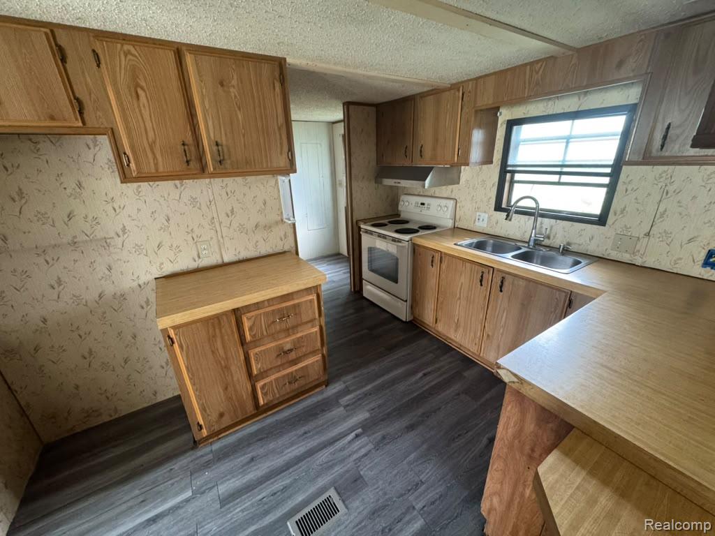 2445 E Grand River Lot #39
