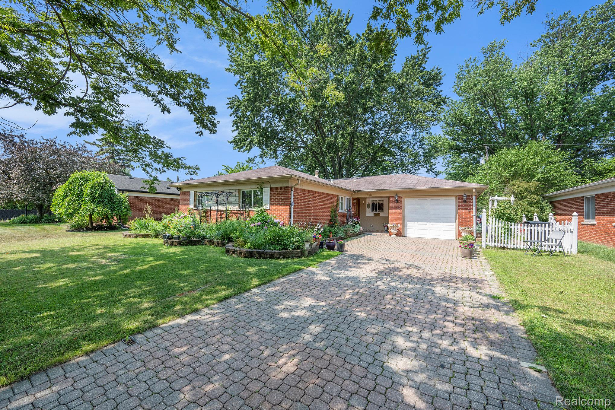 22763 Glenmoor Heights