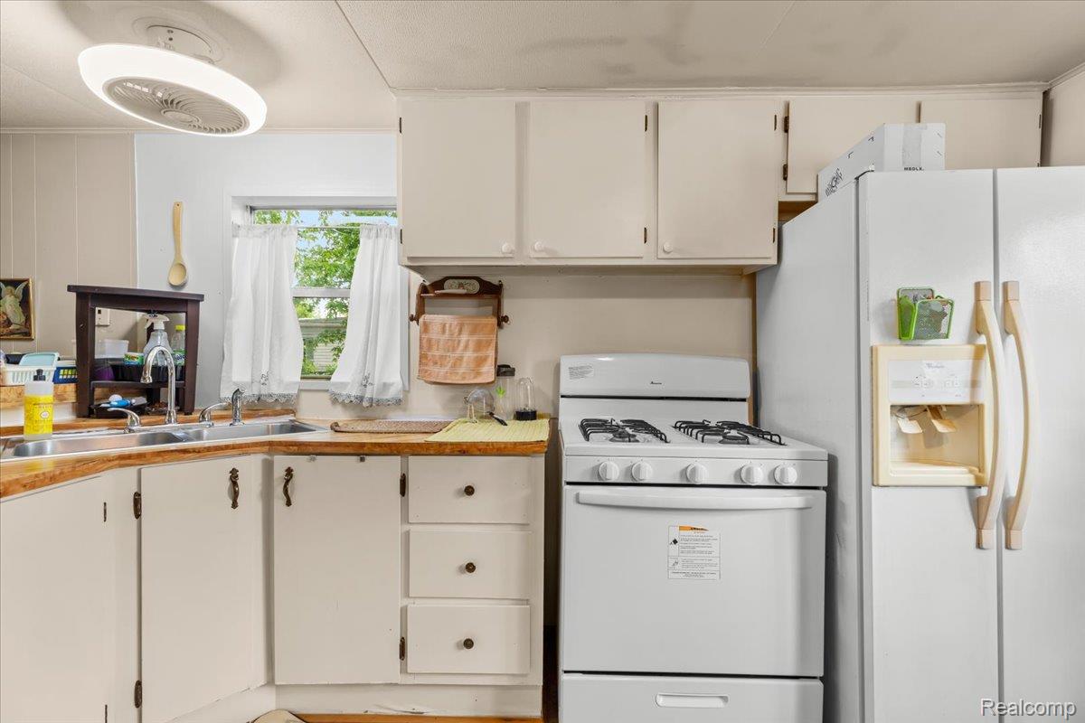 Village Of Clarkston City, Michigan 48348, United States, 2 Bedrooms Bedrooms, ,1 BathroomBathrooms,Residential,Active,139701