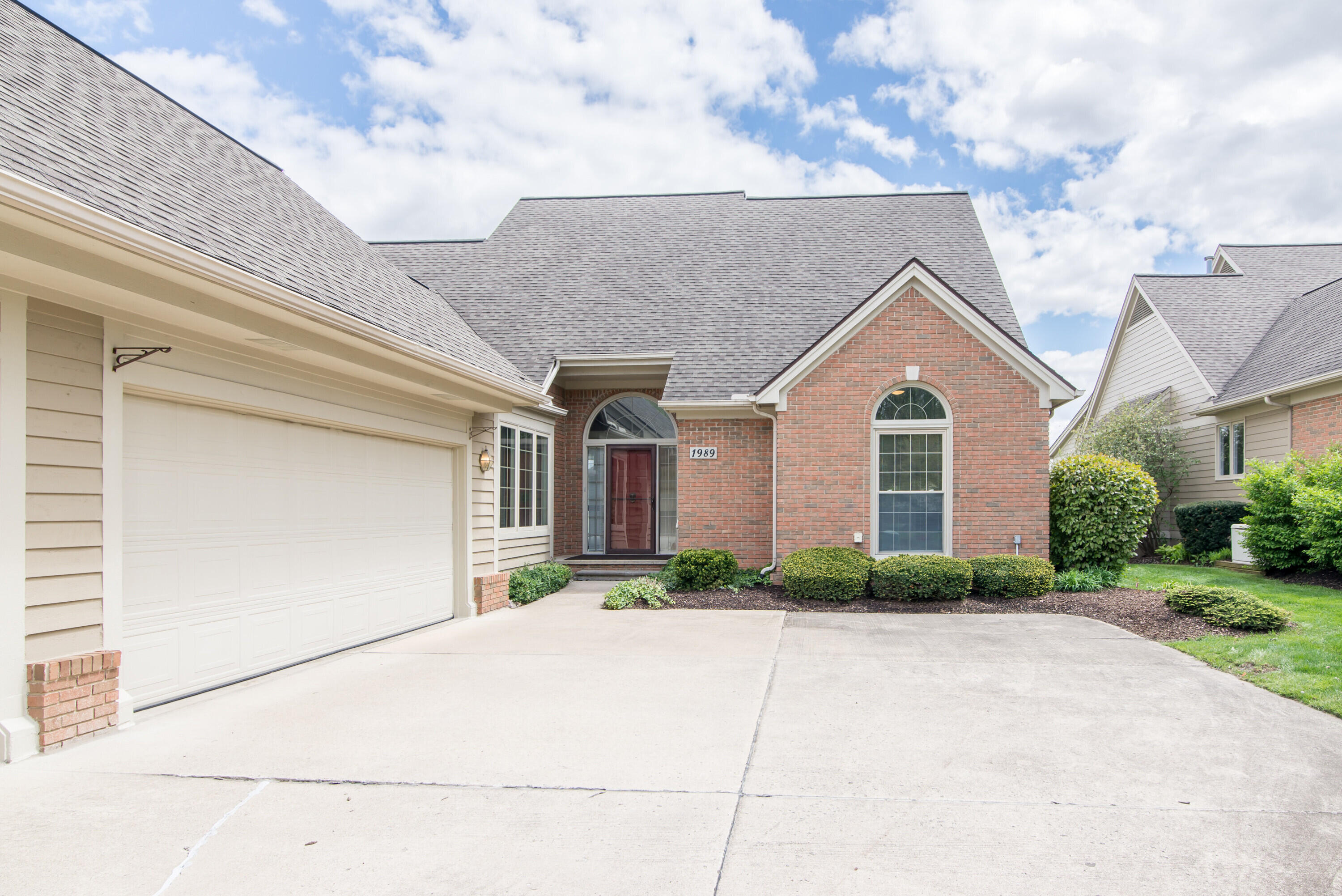 1989 Stonebridge Drive N