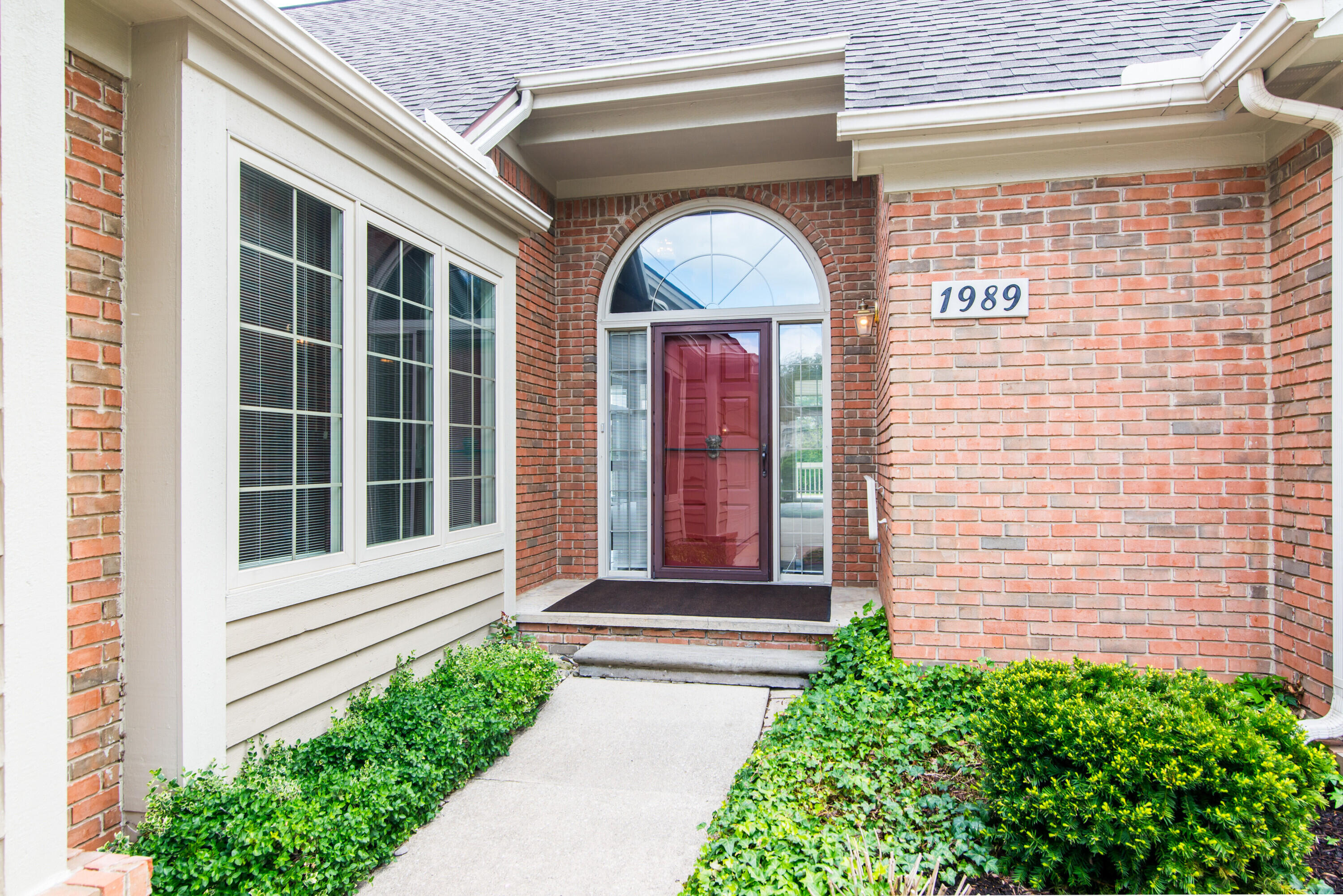 1989 Stonebridge Drive N