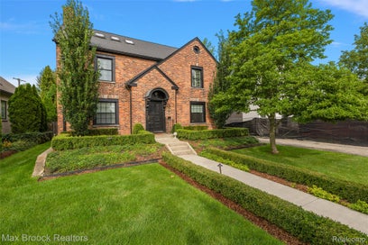 788 PIERCE Street Birmingham City MI 48009