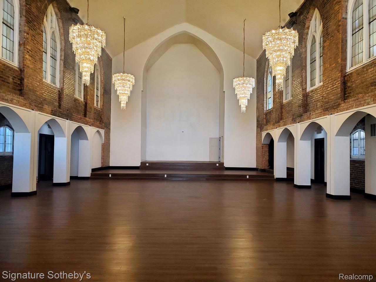 10624 E Jefferson Avenue