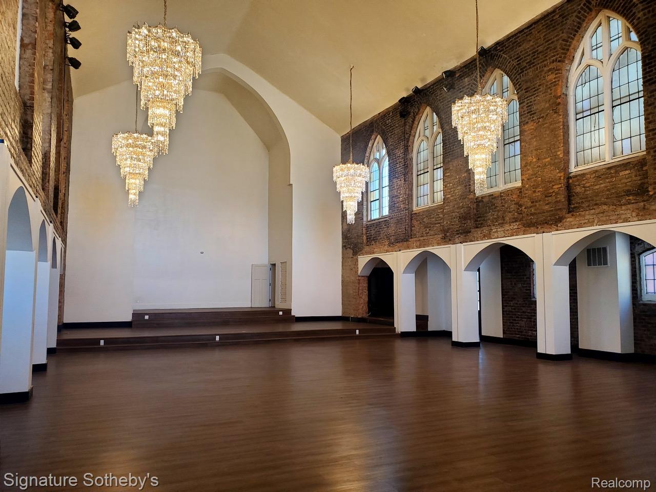 10624 E Jefferson Avenue