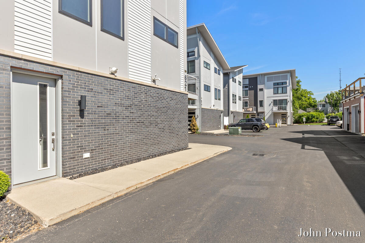 621 Fairview Avenue NE 1