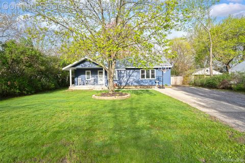 Photo of 1721 ALMA Avenue, Waterford Charter Township, MI 48327 (MLS # 20261029339)