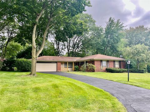 6901 WOODBANK Drive Bloomfield Charter Township MI 48301