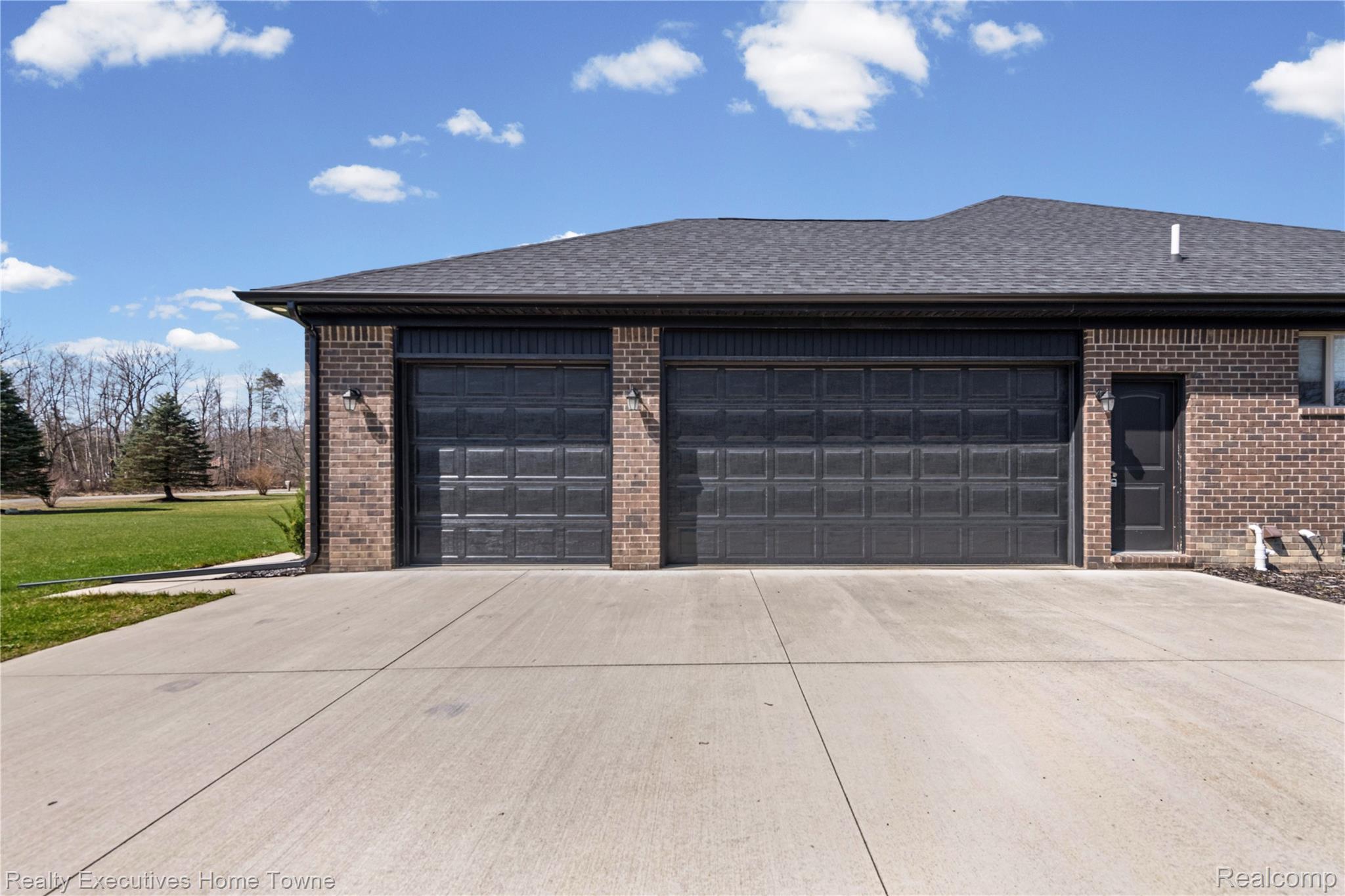 7285 Wood Pointe Drive