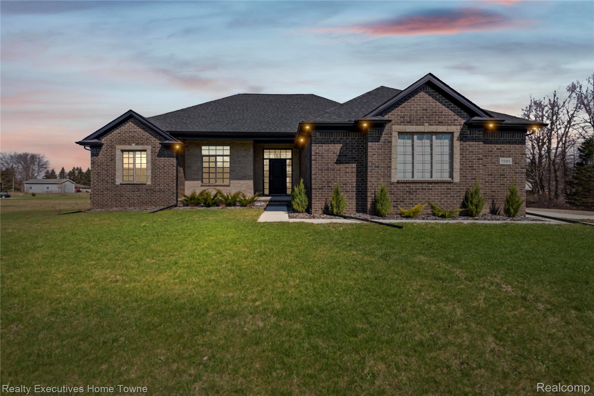 7285 Wood Pointe Drive