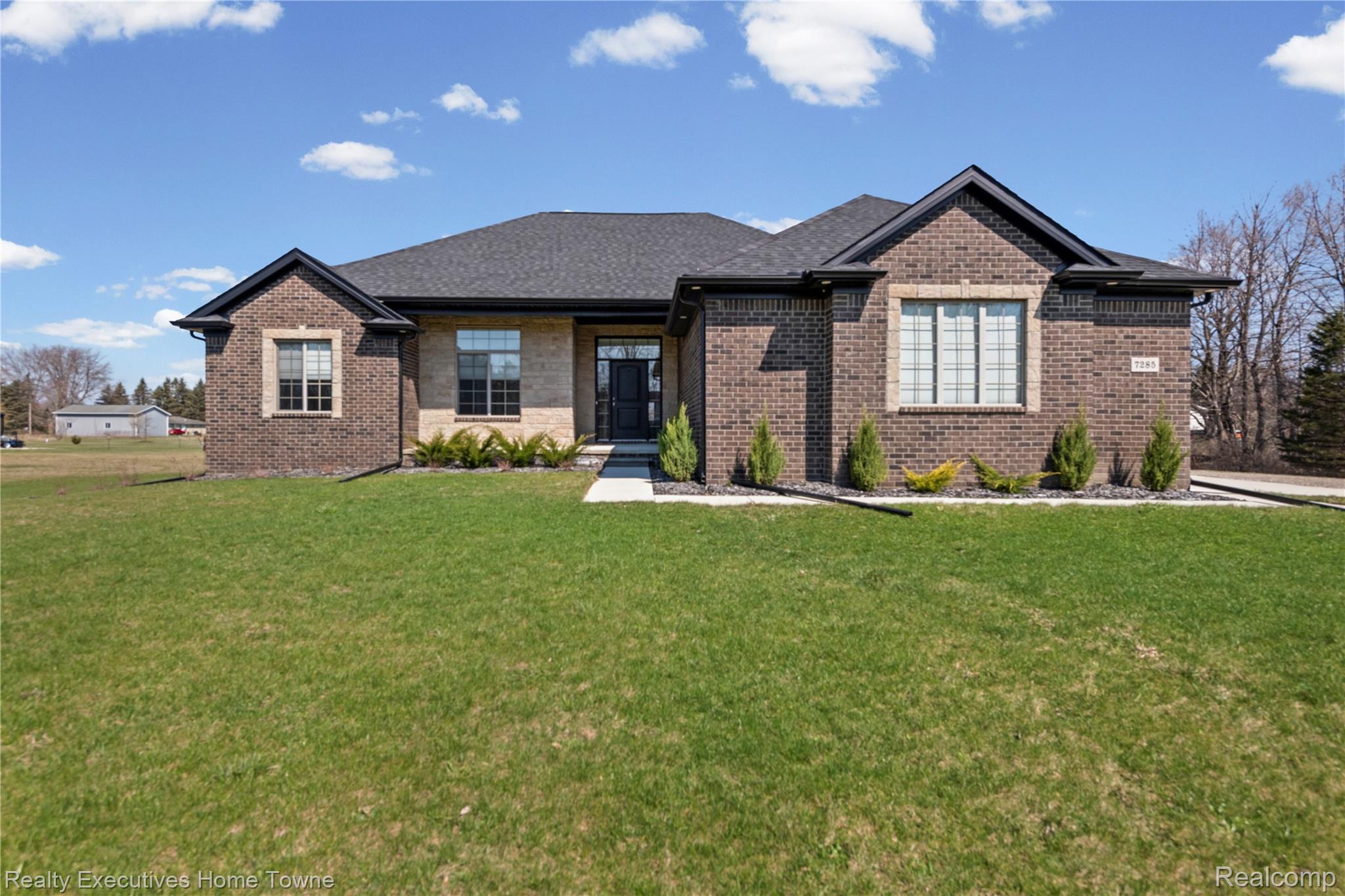 7285 Wood Pointe Drive