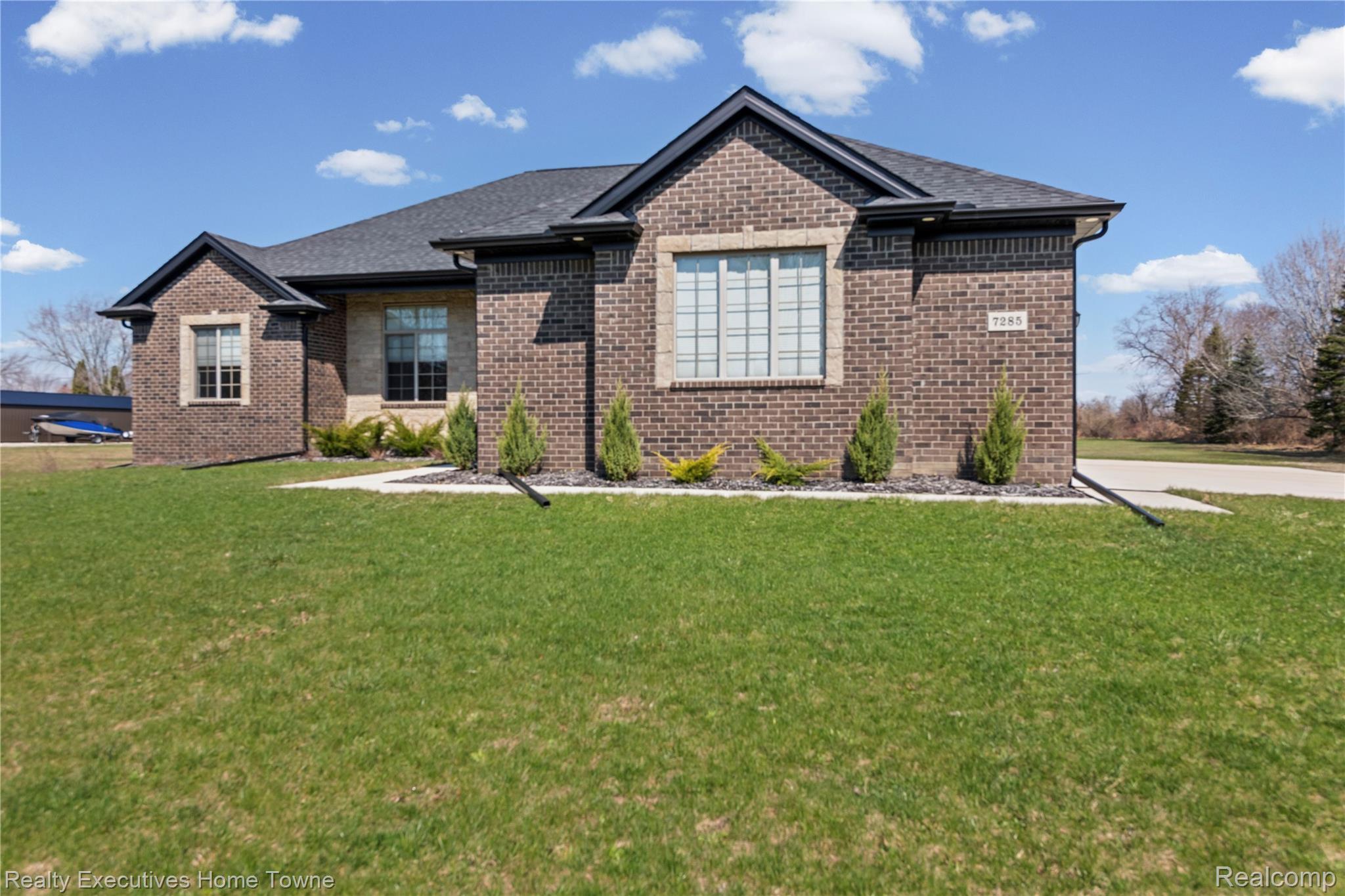 7285 Wood Pointe Drive