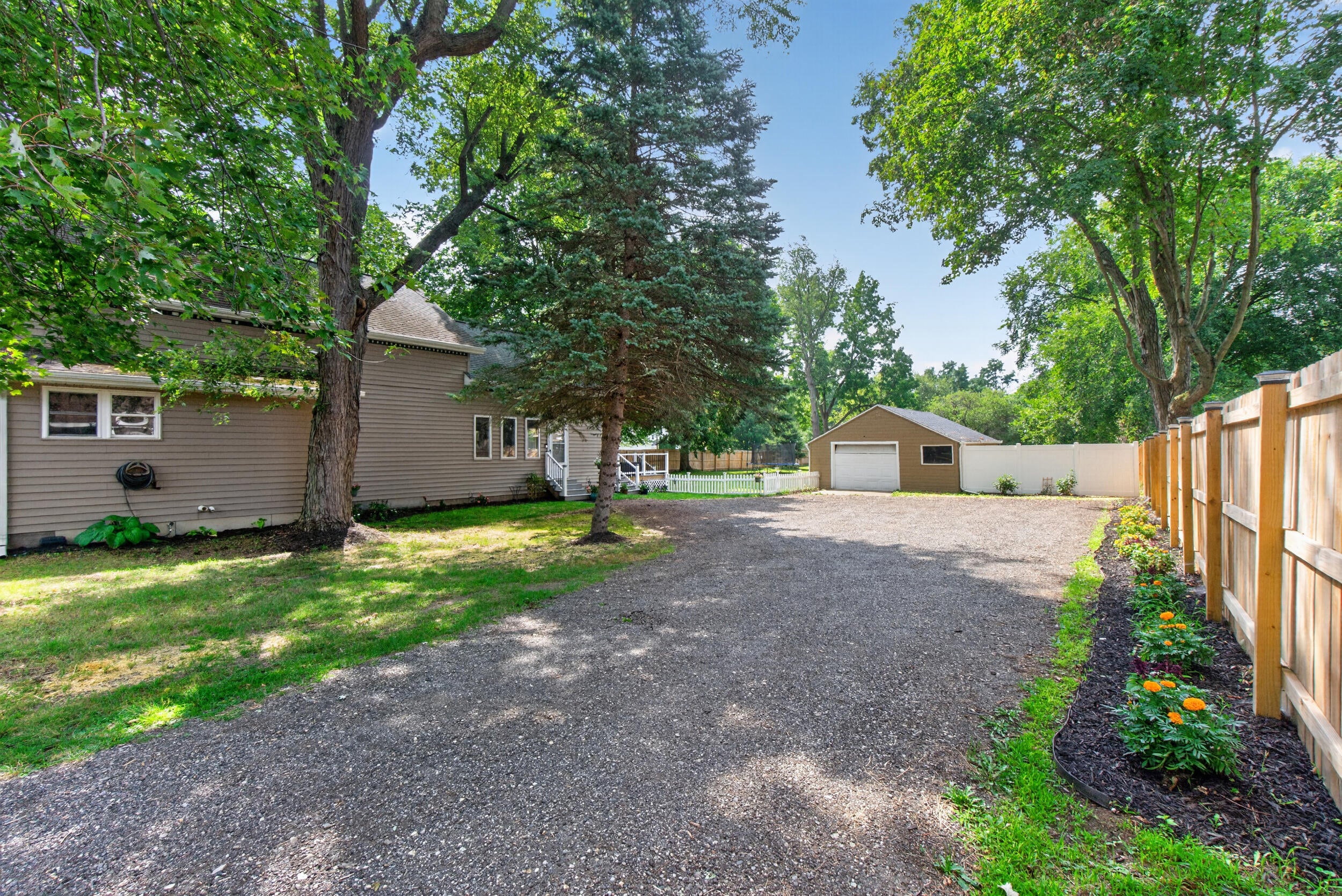 1113 Napoleon Road