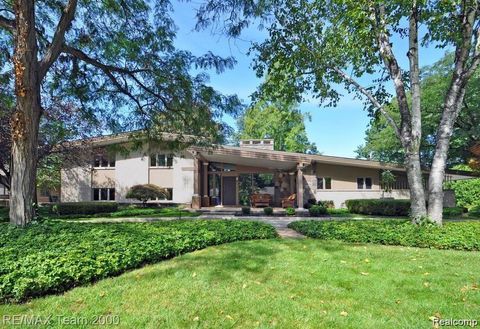27 SHADY HOLLOW Drive Dearborn City MI 48124