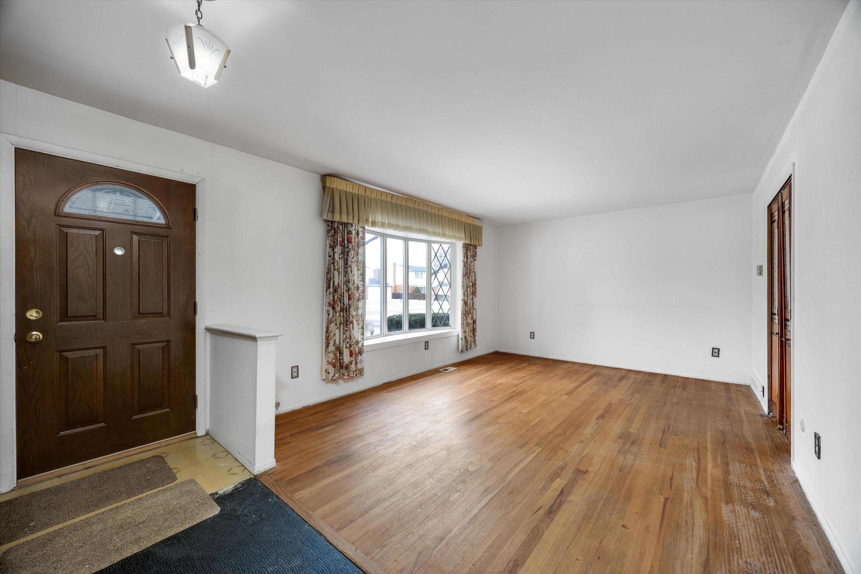 38240 Tottenham Road