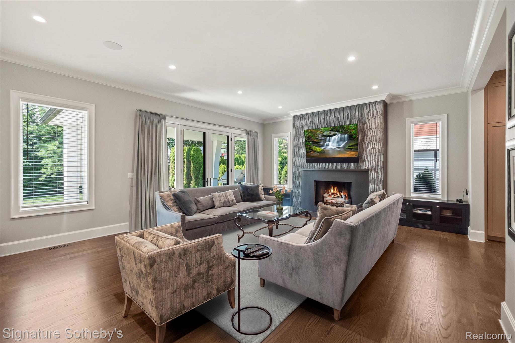 1295 Lakeside Drive