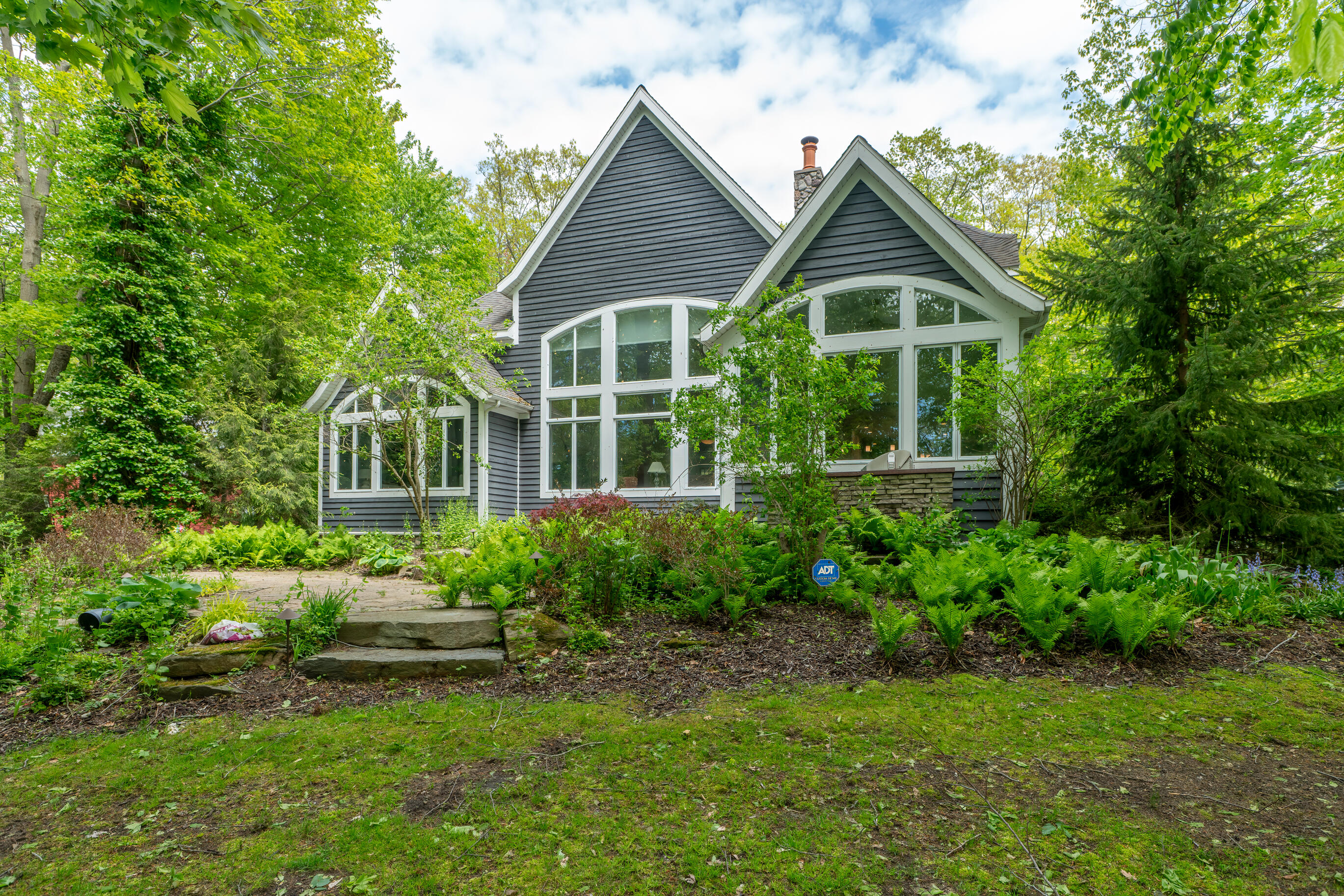 10543 Lakeshore Drive