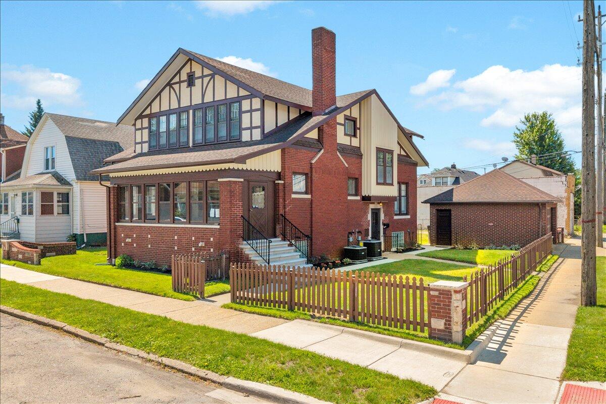 45 W Woodward Avenue