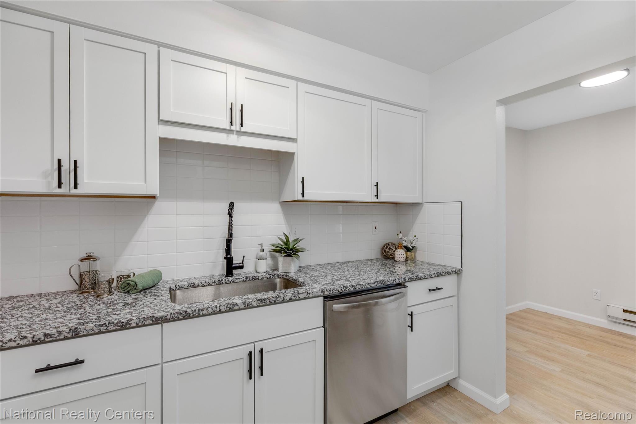 1872 Colonial Village Way 1